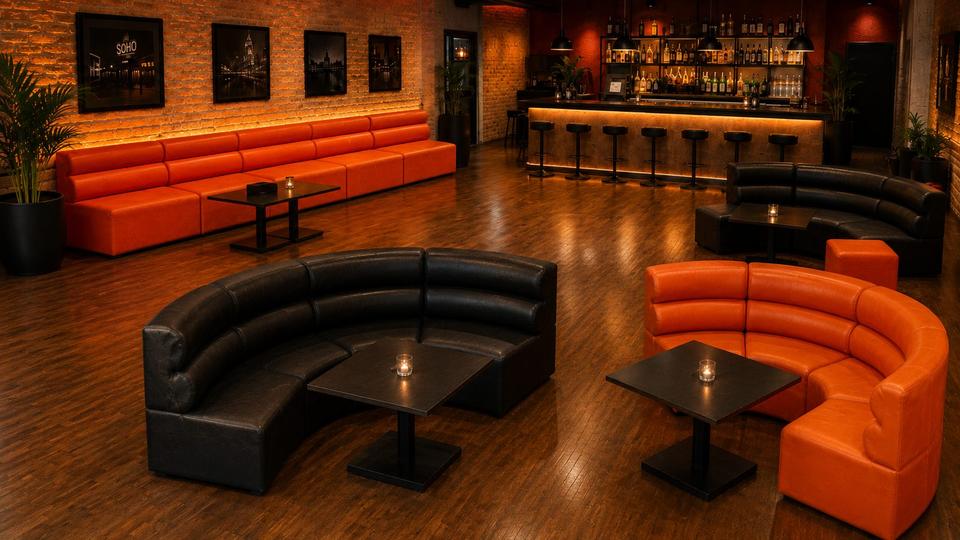 Islas de sofás en un bar